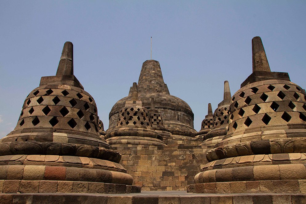 6616ab8ed8c3c268632d0a1d_klein-borobudur-stupas-under-soft-blue-sky_1764689797962.jpg