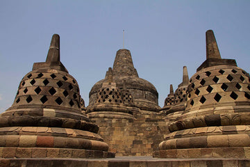 6616ab8ed8c3c268632d0a1d_klein-borobudur-stupas-under-soft-blue-sky_1764689797962.jpg