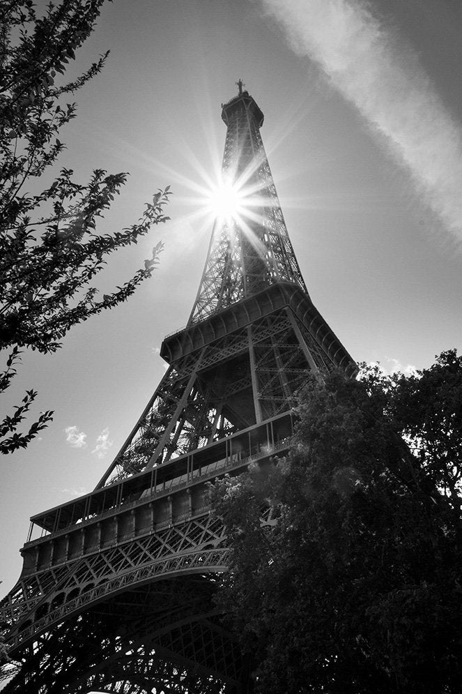 6616ab8ed8c3c268632d0a1d_klein-eiffel-tower-sunstar-in-black-and-white_1764150474577.jpg
