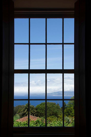 6616ab8ed8c3c268632d0a1d_klein-ocean-and-garden-view-through-window_1764586093904.jpg