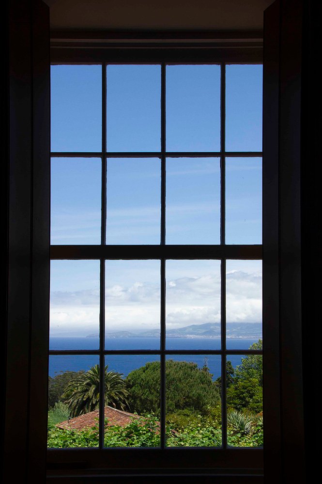 6616ab8ed8c3c268632d0a1d_klein-ocean-and-garden-view-through-window_1764586093904.jpg