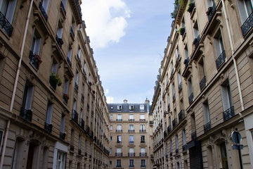 6616ab8ed8c3c268632d0a1d_klein-symmetrical-parisian-courtyard-architecture_1764150650792.jpg