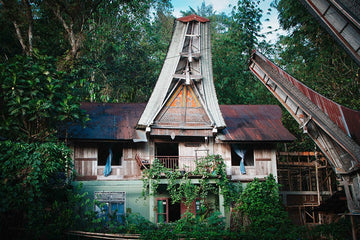 6616ab8ed8c3c268632d0a1d_klein-traditional-torajan-house-in-lush-jungle_1764162281750.jpg