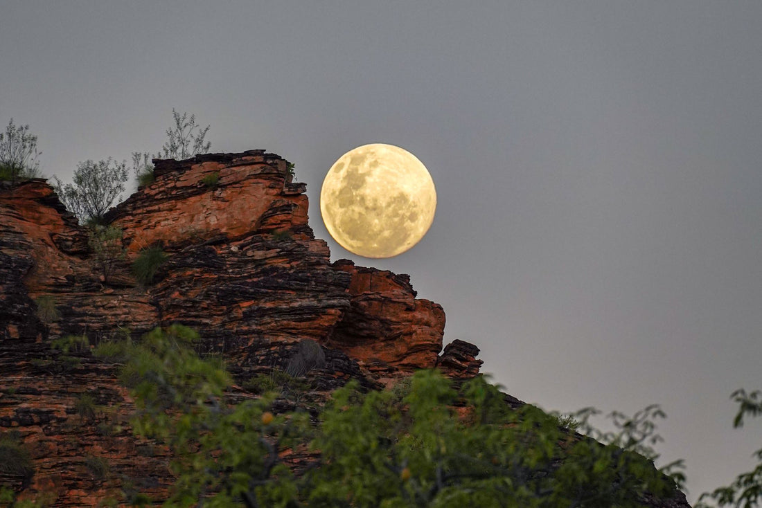 6616ab8ed8c3c268632d0a1d_the-moon-rising-over-rocky-cliffs-at-mirima-national-park-kununurra-western-australia_1768023719342.jpg